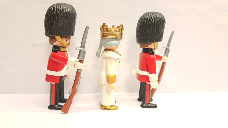 Playmobil Custom Queen Elizabeth II of England with British Royal Guards Set 4577